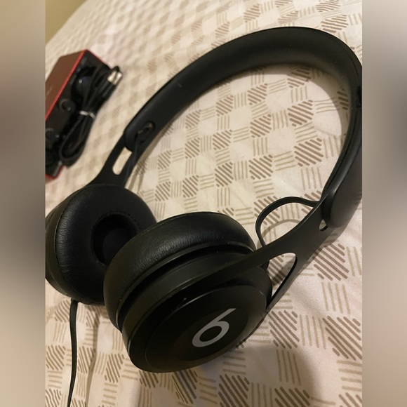 Beats Solo - Picture 1 of 2